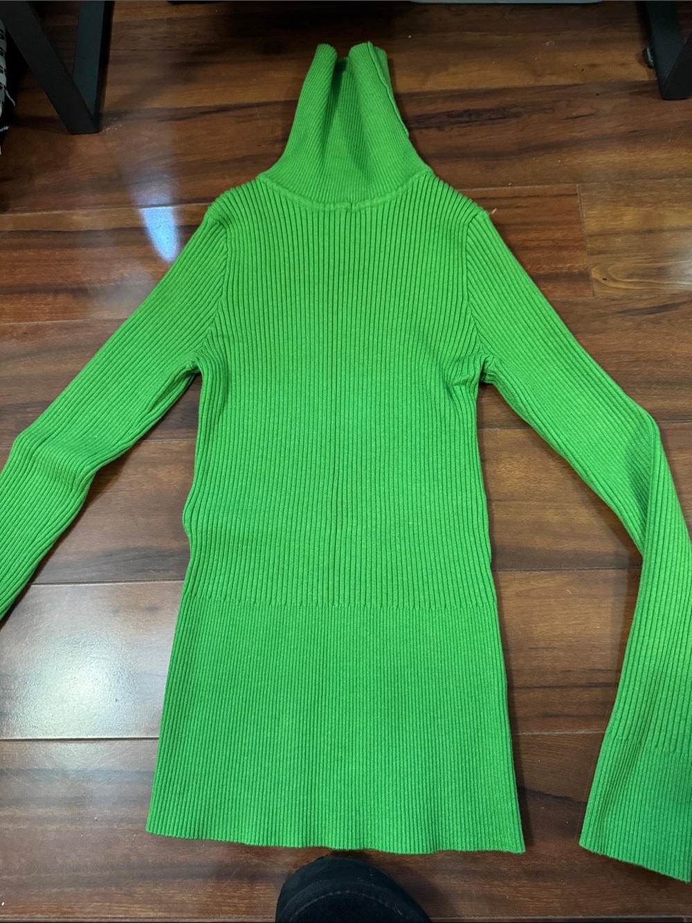 Pretty Guide small green turtleneck like new